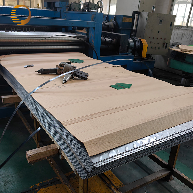 892ee43e-2467-4007-947a-4d59bd045b30_masa_de lucru_a_masinii_de_prindere_cu_embosare_a_liniei_de_producție_a-plăcilor_cu_cadrul_șahovnic.jpg