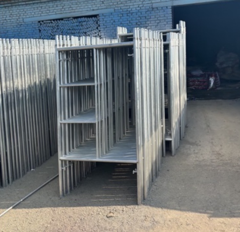 a1dac446-8528-4f86-8856-fe7dfdea73fc_scaună_de_montaj_cu_cadru_h_galvanizat_și_platformă_cu-scările.jpg